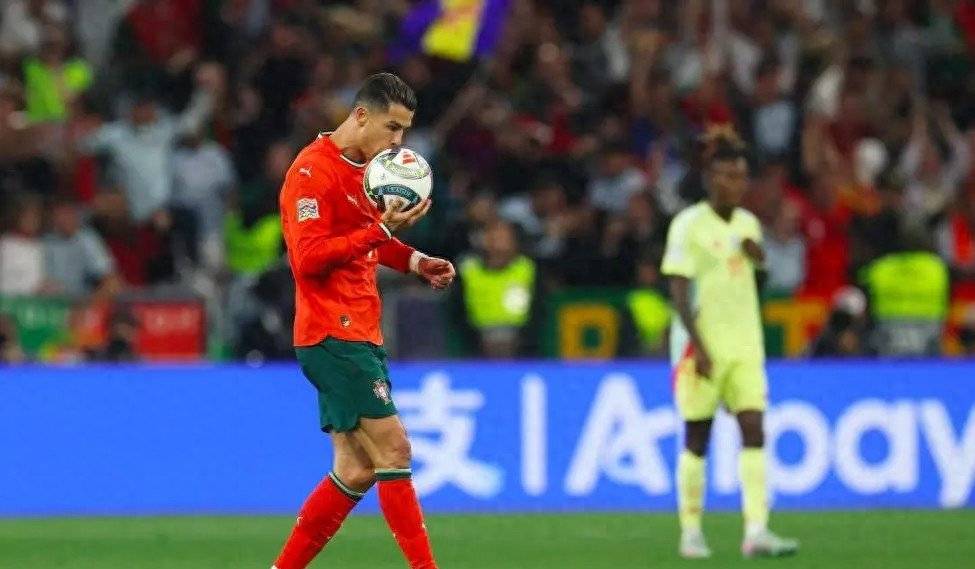 欧洲顶级足球巨星轰动赛场，实力强劲