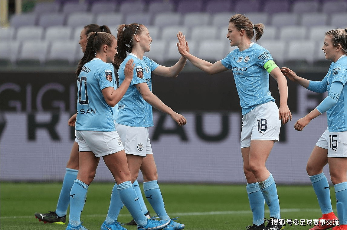 意大利女足在比赛中力挺队友