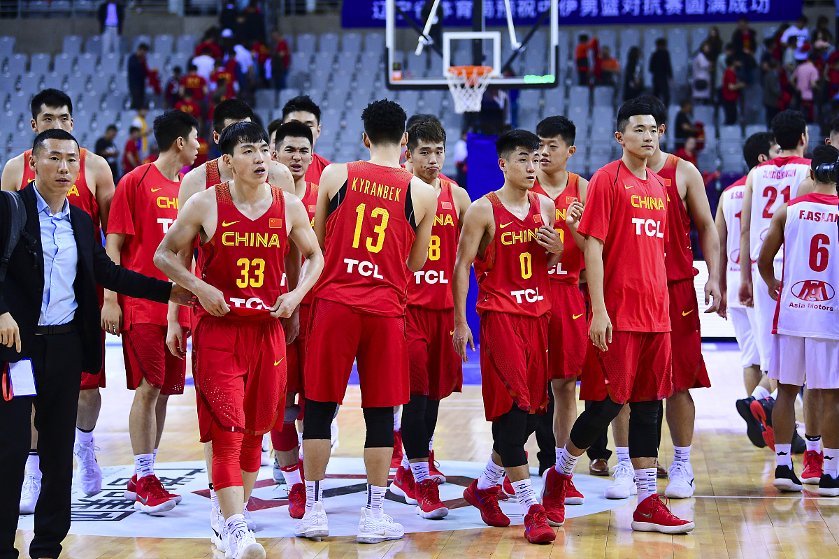 球员在比赛中奋力拼搏，顽强精神令人折服的简单介绍