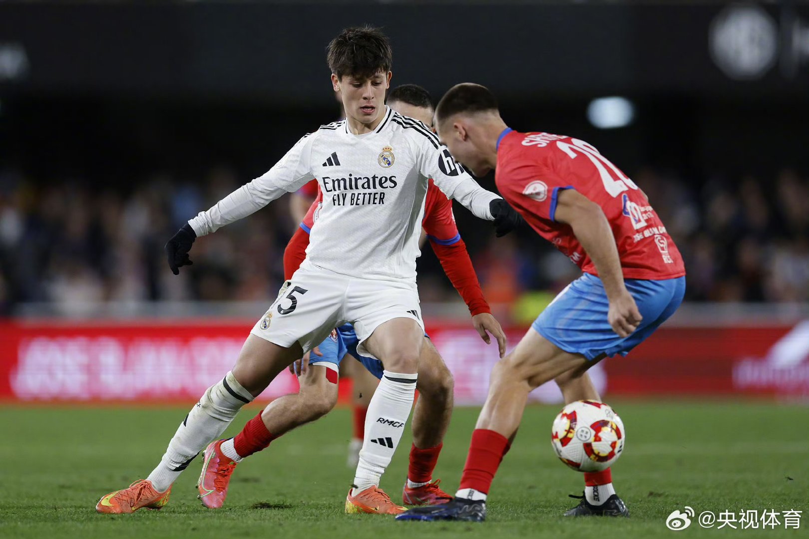 巴黎主场胜利晋级，内马尔独中两元的简单介绍