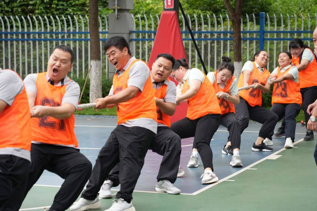 胜利的喜悦！球队团结一致共同打拼