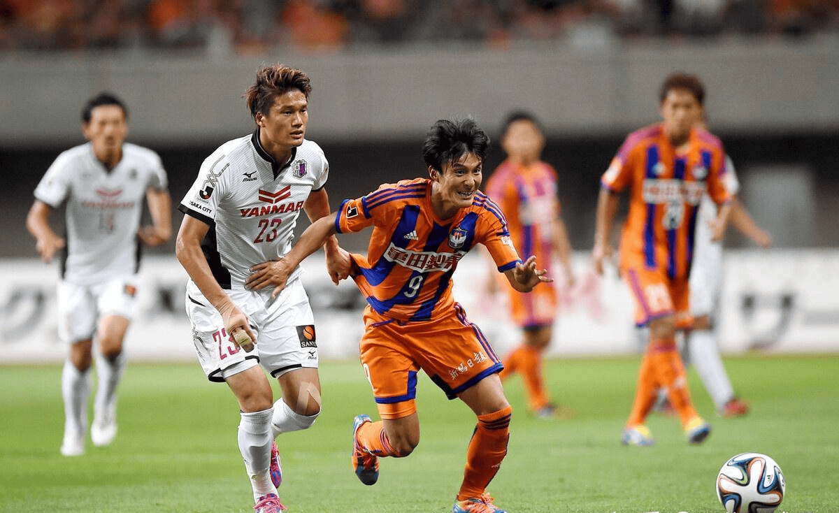 大阪樱花球队破门得分，领先对手