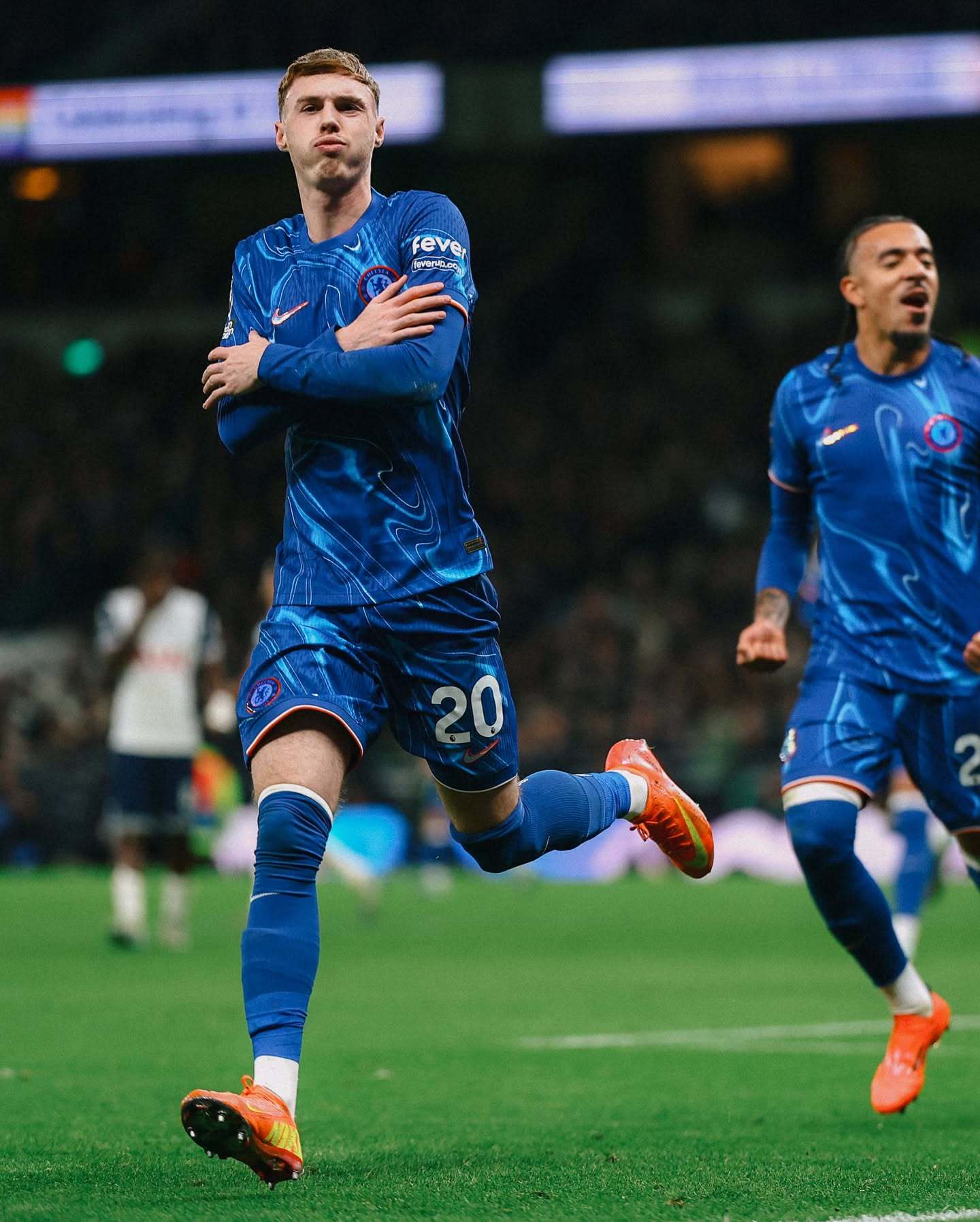 切尔西稳固第一，蓝军稳坐积分榜榜首的简单介绍