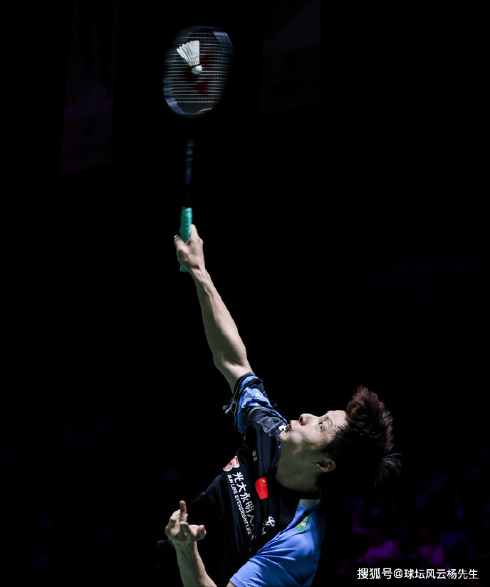 羽球男单选手实力横扫，晋级