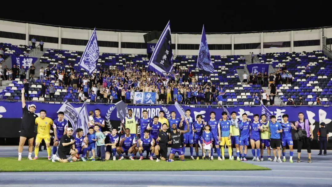 关于主场气氛火爆，球队士气大振的信息