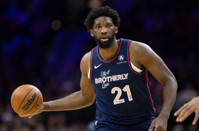 76人轻松击败独行侠，继续领跑东部