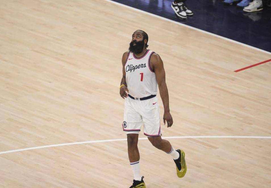 猛龙击败鹈鹕，伦纳德表现出色