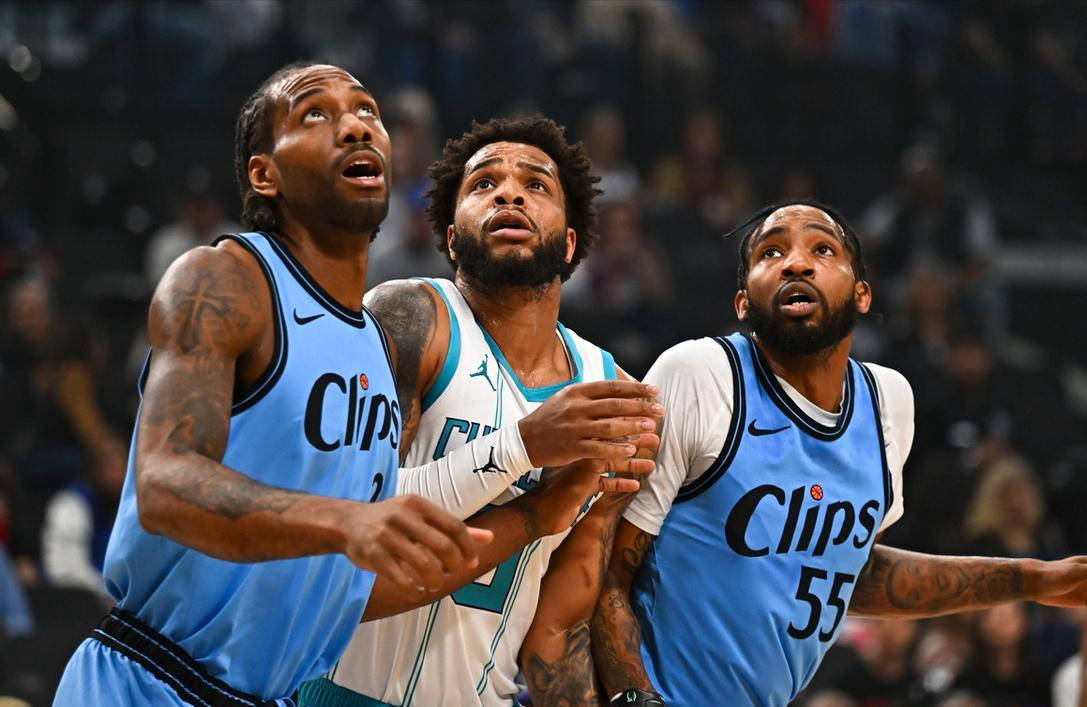 快船主场击败黄蜂，保持不败