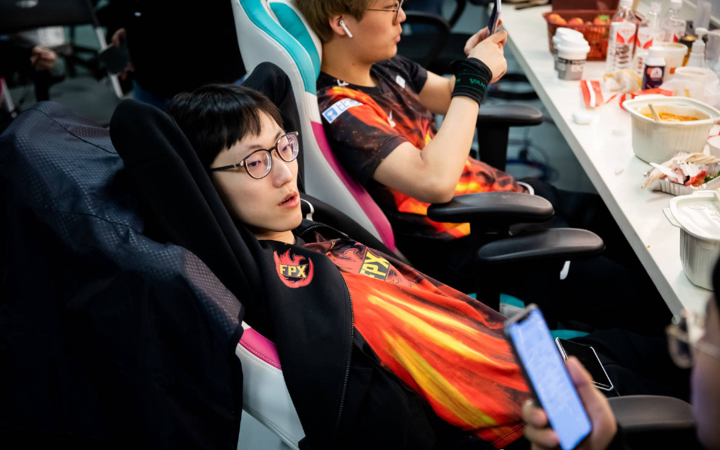 FLY轻取EG，Viper关键团战开团秒人焦点之战淘汰赛，技惊四座